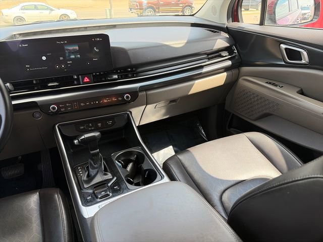 Used 2025 Kia Carnival FWD image 30