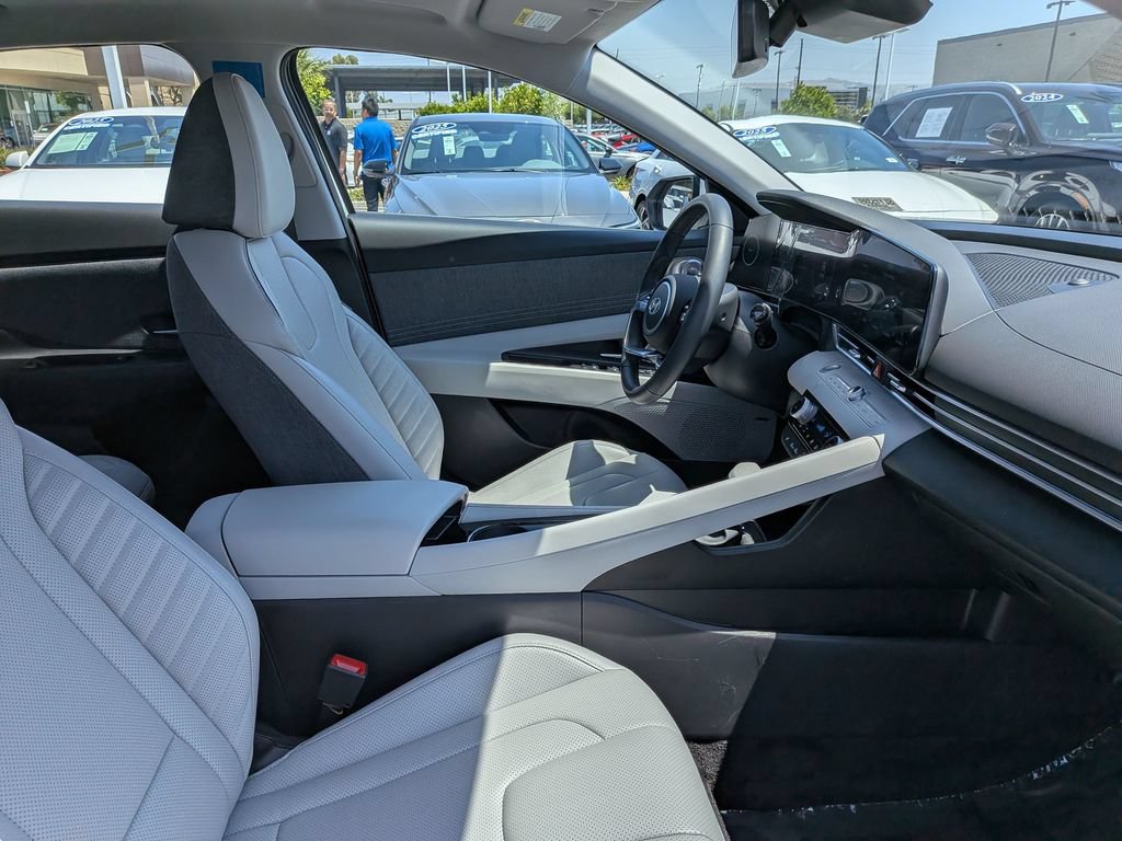 Certified 2026 Hyundai Elantra Limited FWD image 32