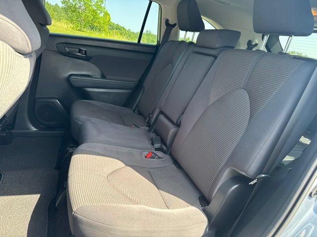 Used 2021 Toyota Highlander LE FWD image 14