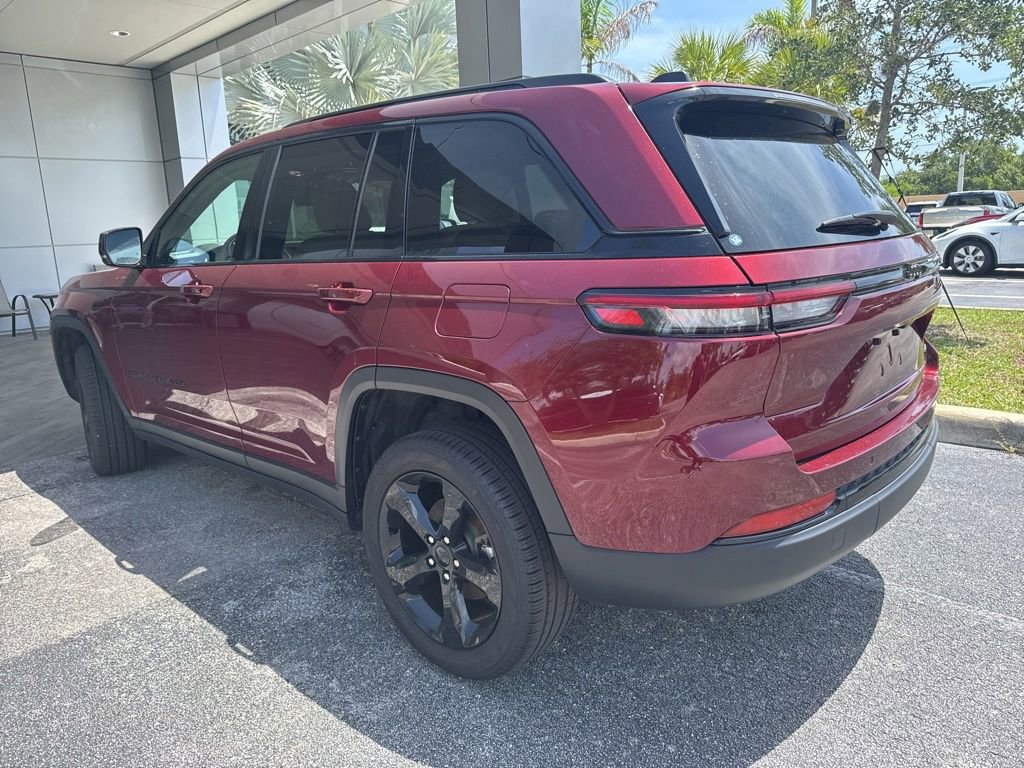 Used 2025 Jeep Grand Cherokee Limited w/ Black Appearance Package RWD image 4