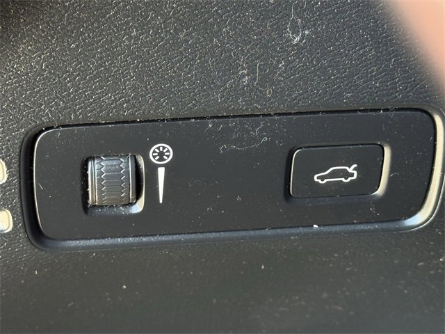 Used 2021 Volvo XC40 T4 Momentum image 23