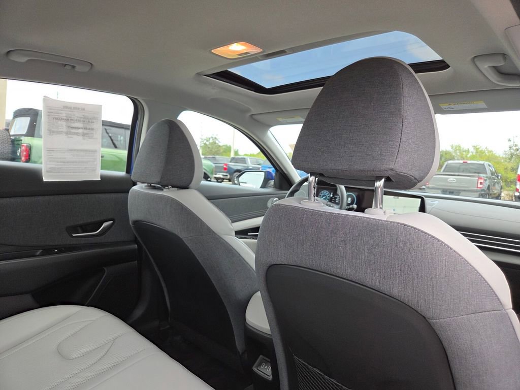 Used 2025 Hyundai Elantra Limited image 12