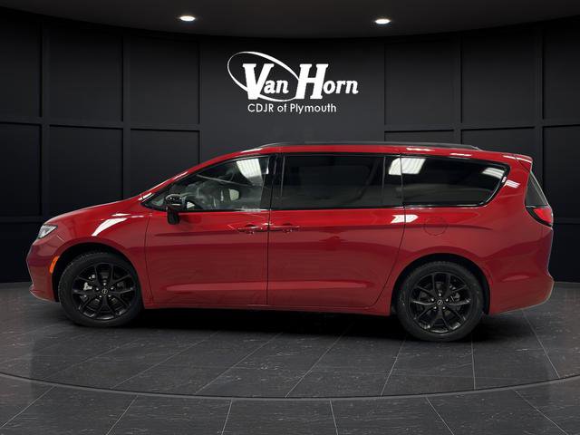 Used 2025 Chrysler Pacifica Limited image 4