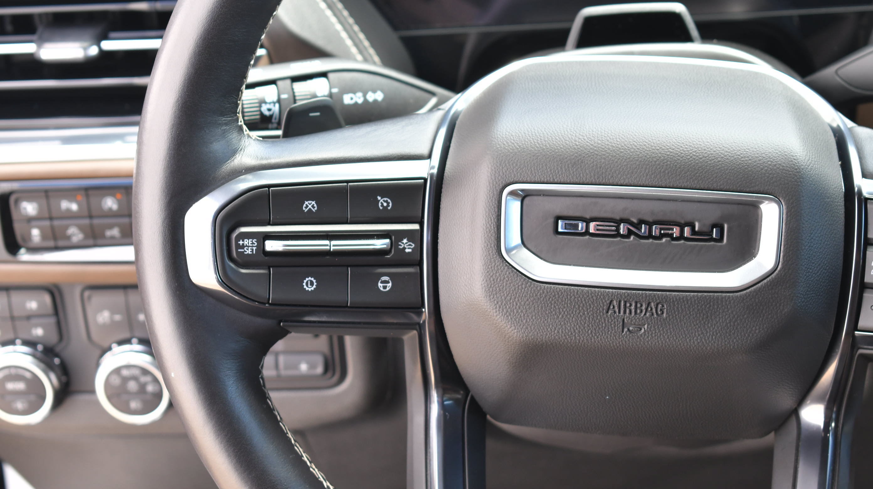 Used 2025 GMC Yukon XL Denali Ultimate AWD/4WD image 23