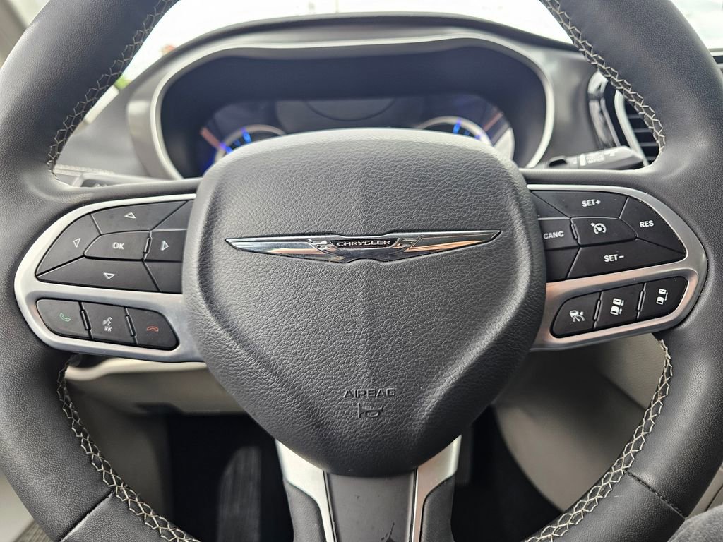 Used 2023 Chrysler Pacifica Touring-L FWD image 19