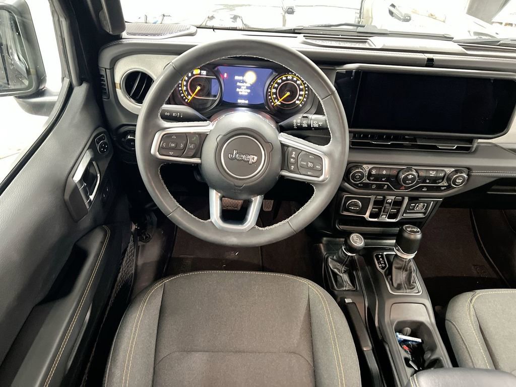Used 2025 Jeep Wrangler Sahara image 11