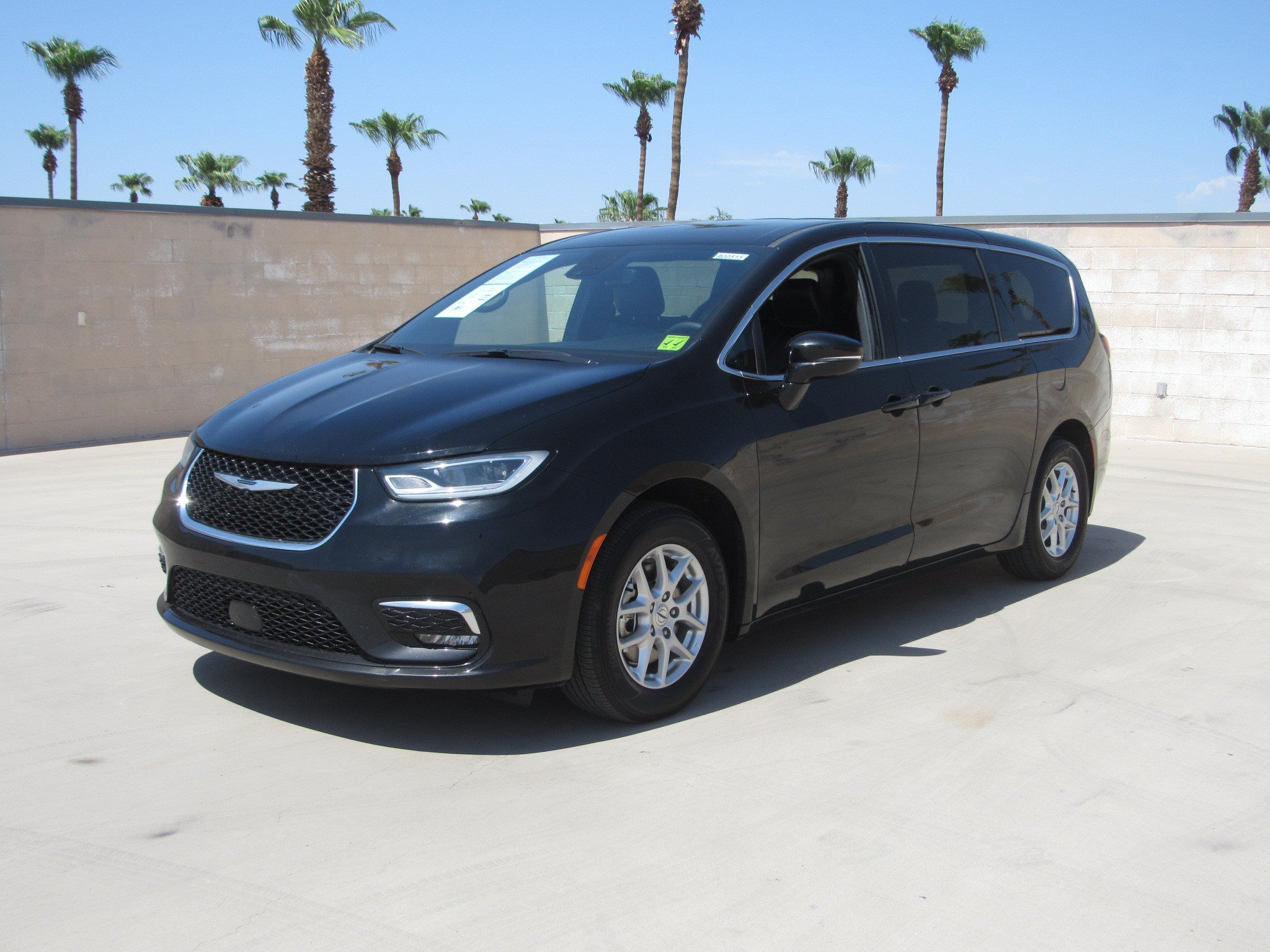 Used 2025 Chrysler Pacifica Select FWD image 1