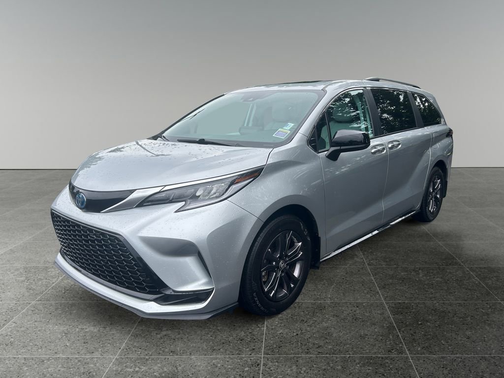 Used 2024 Toyota Sienna XSE AWD/4WD image 4