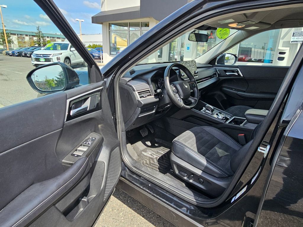 Used 2024 Mitsubishi Outlander SE AWD/4WD image 16