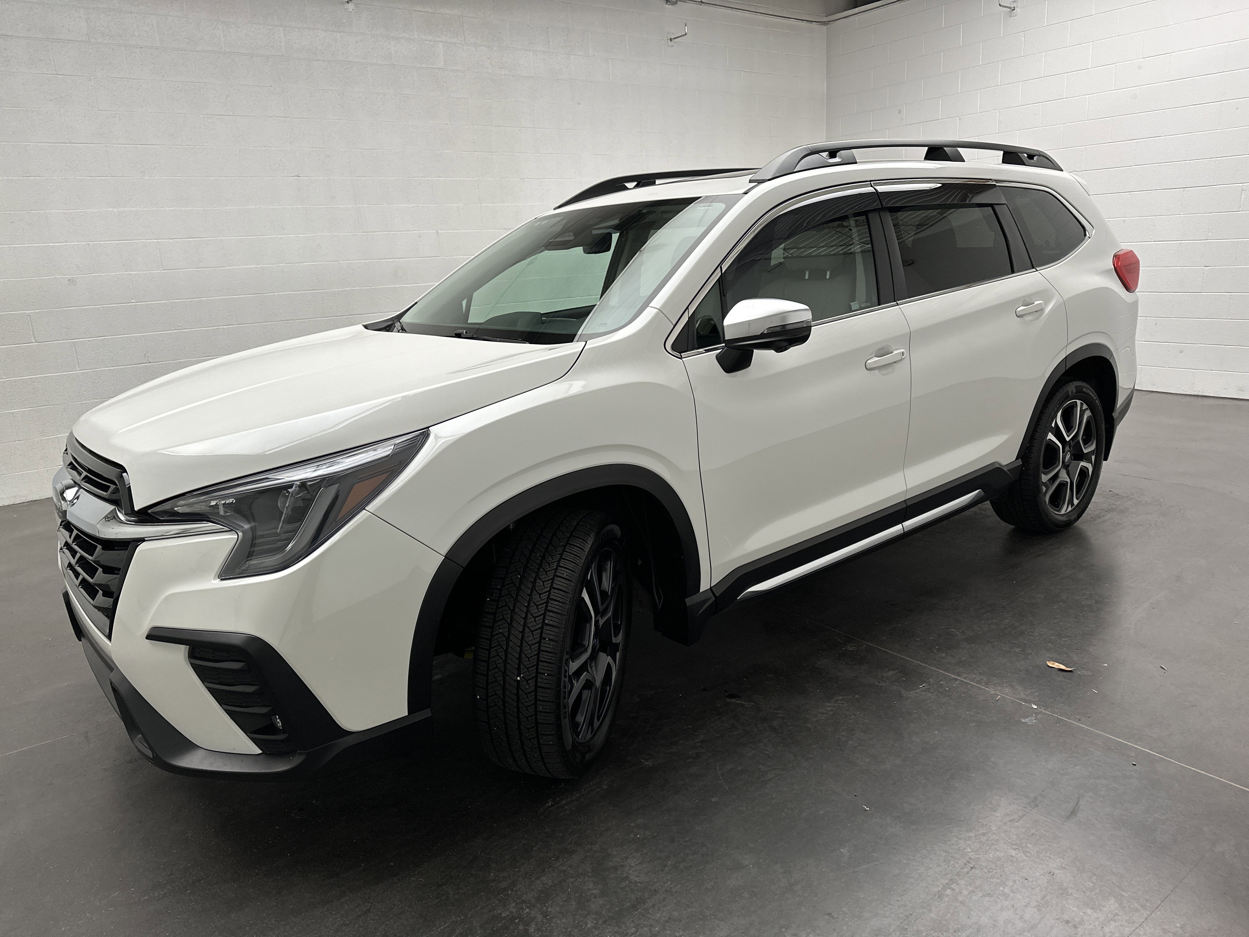 Used 2023 Subaru Ascent Limited w/ Technology Package AWD/4WD image 4