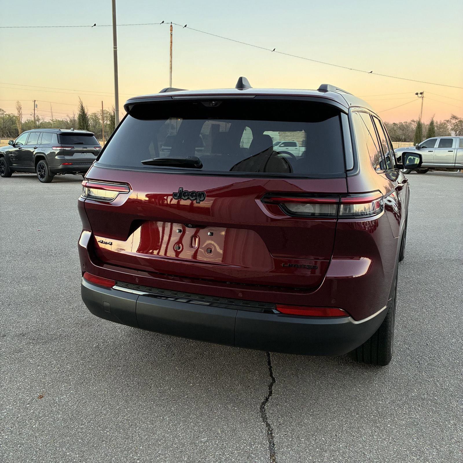 Used 2025 Jeep Grand Cherokee L Limited w/ Luxury Tech Group II image 13