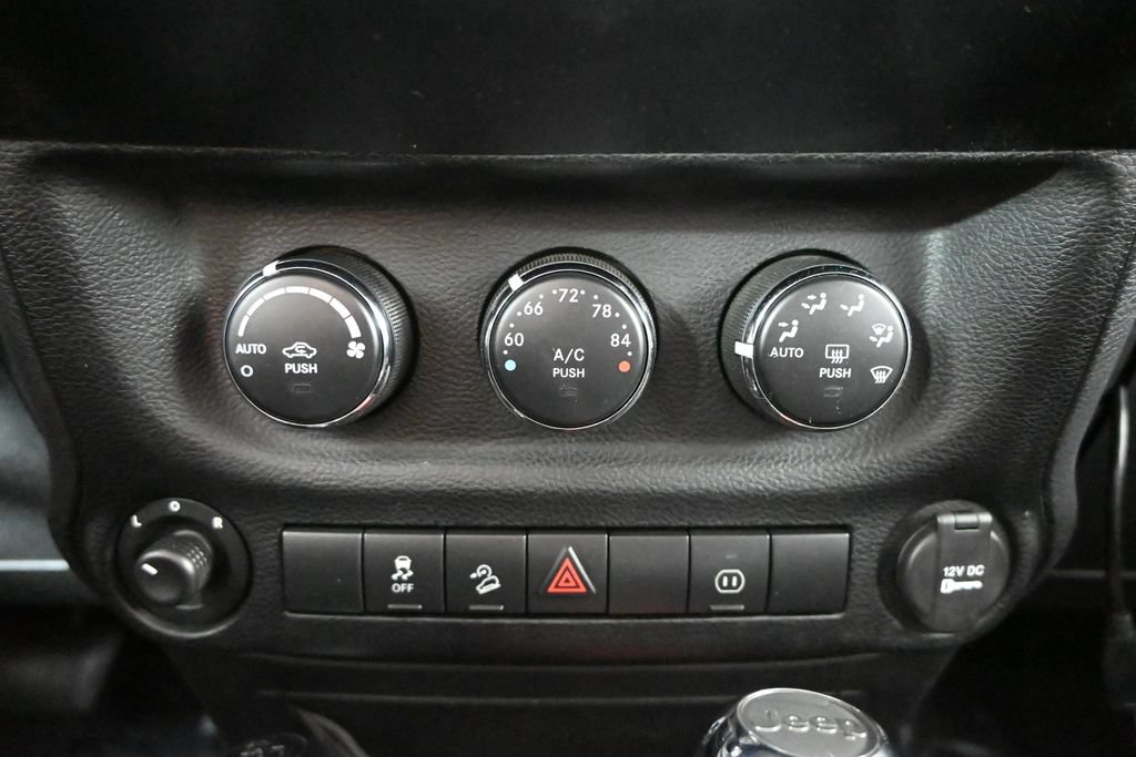 Used 2012 Jeep Wrangler Unlimited Rubicon w/ Connectivity Group AWD/4WD image 31