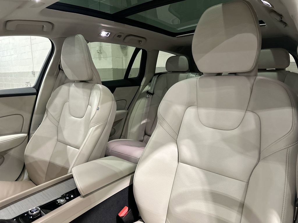 Used 2022 Volvo V60 T5 Cross Country image 10