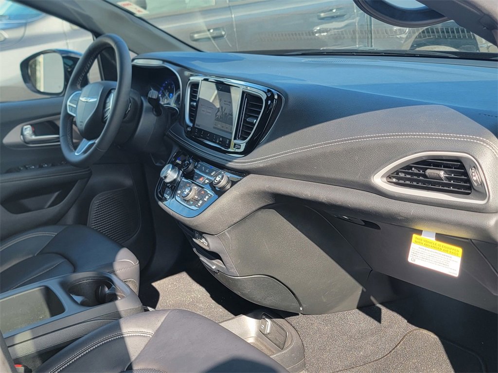 New 2025 Chrysler Pacifica Select w/ Fav Edition Package image 14
