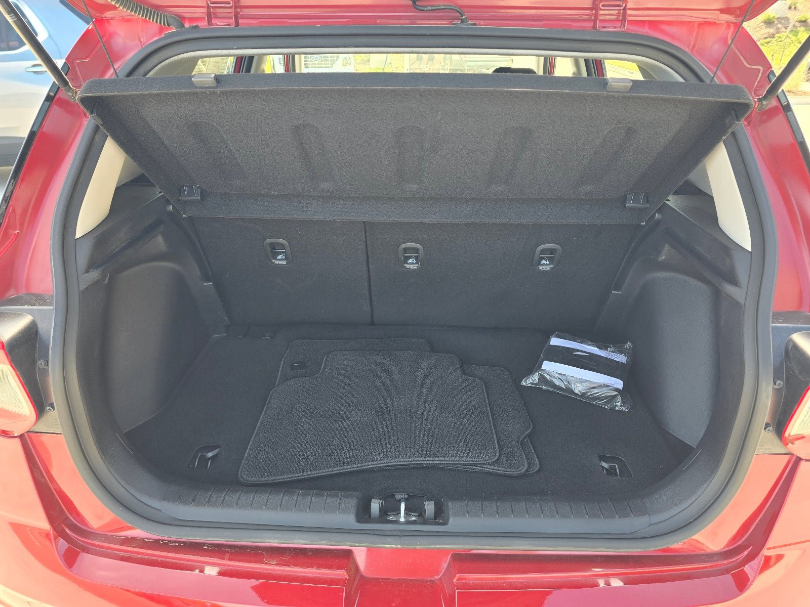 Used 2025 Hyundai Venue SEL FWD image 25