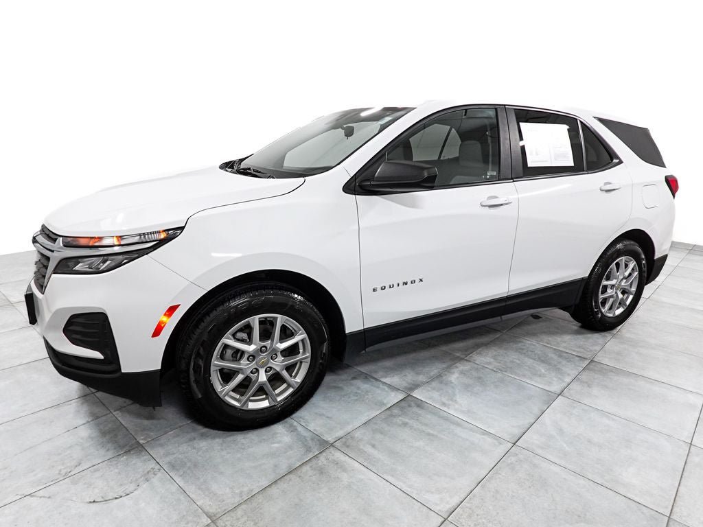 Used 2022 Chevrolet Equinox LS w/ LS Convenience Package AWD/4WD image 4