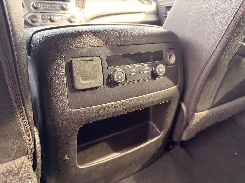 Used 2018 Chevrolet Suburban LT image 30