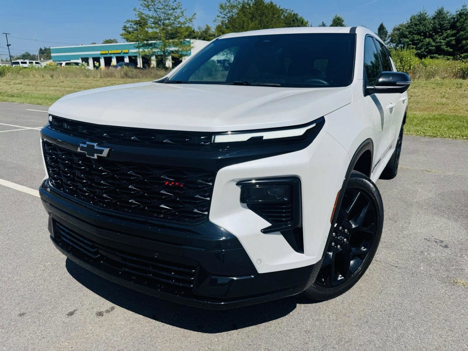 Used 2024 Chevrolet Traverse RS image 1