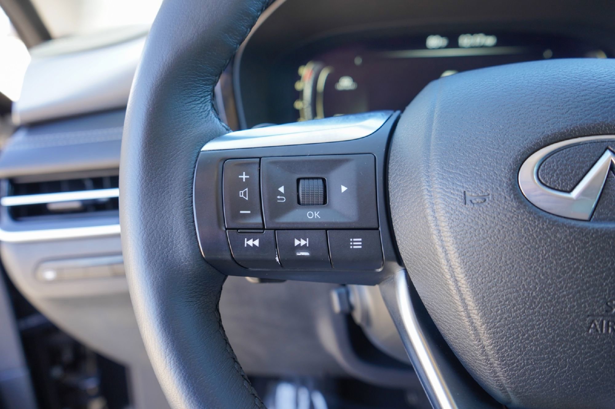 Certified 2023 INFINITI QX60 Luxe w/ Cargo Package image 12