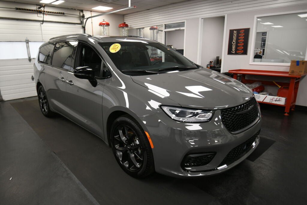 Used 2025 Chrysler Pacifica Limited FWD image 2