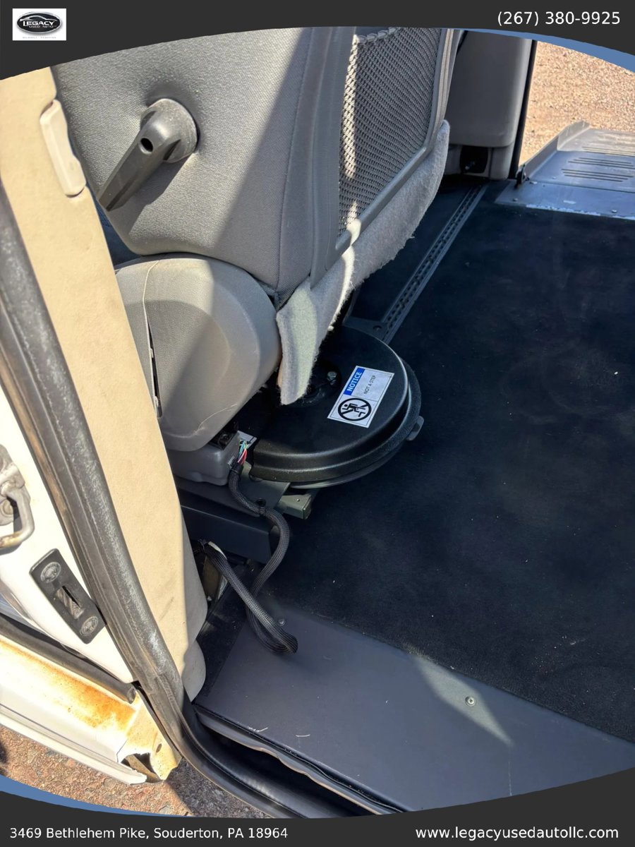 Used 2010 Chrysler Town & Country Touring FWD image 30