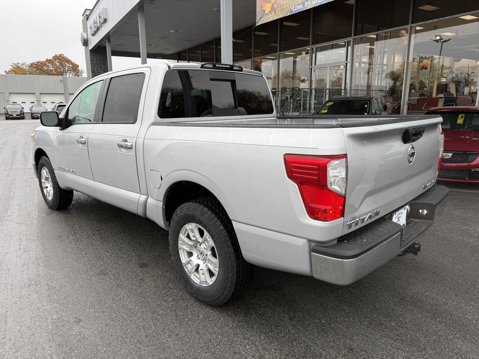 Used 2019 Nissan Titan SV image 5