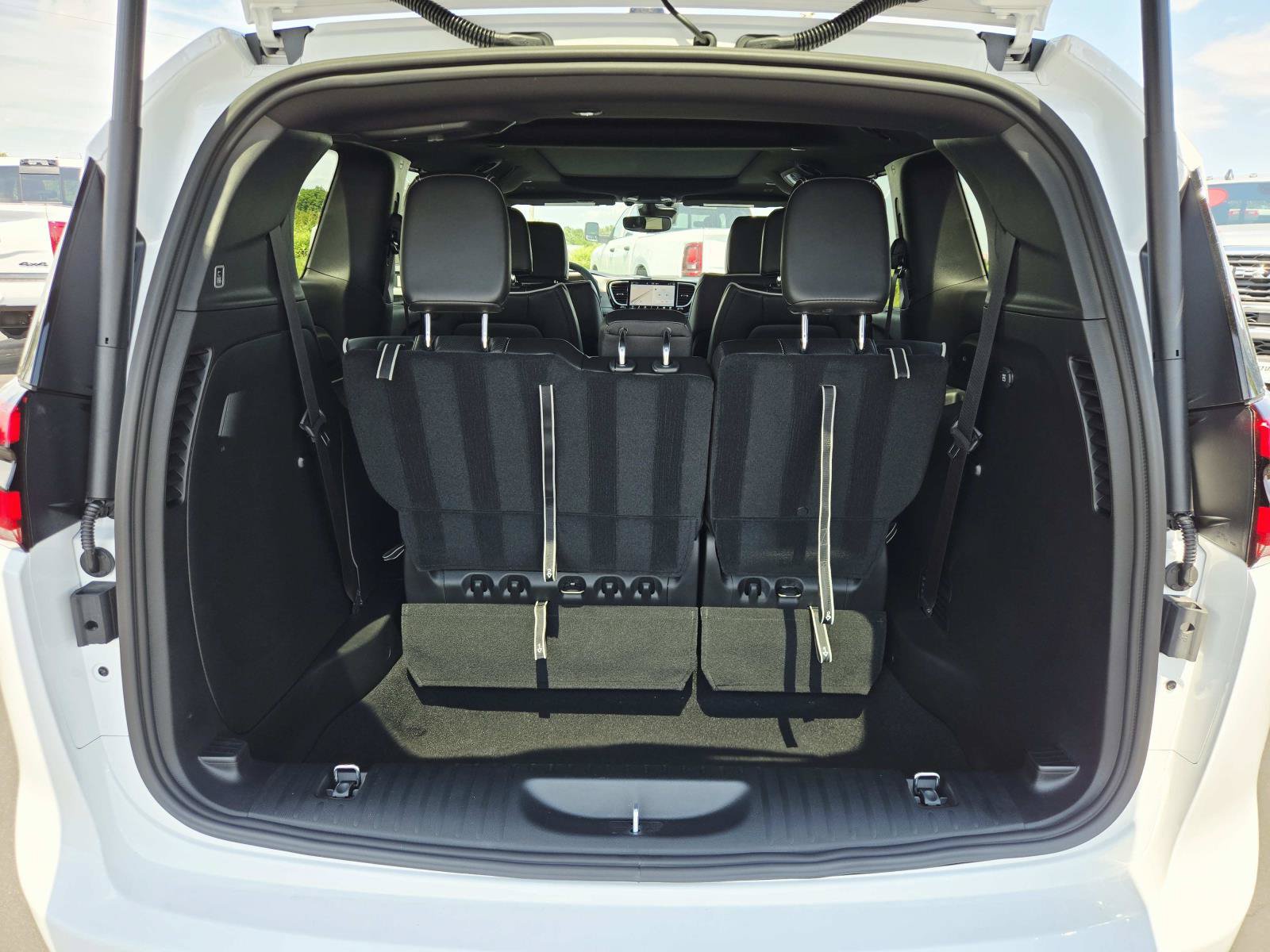 New 2027 Chrysler Pacifica Limited FWD image 16