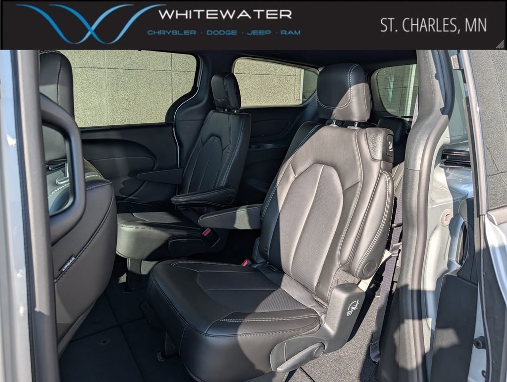 New 2026 Chrysler Pacifica Select image 6