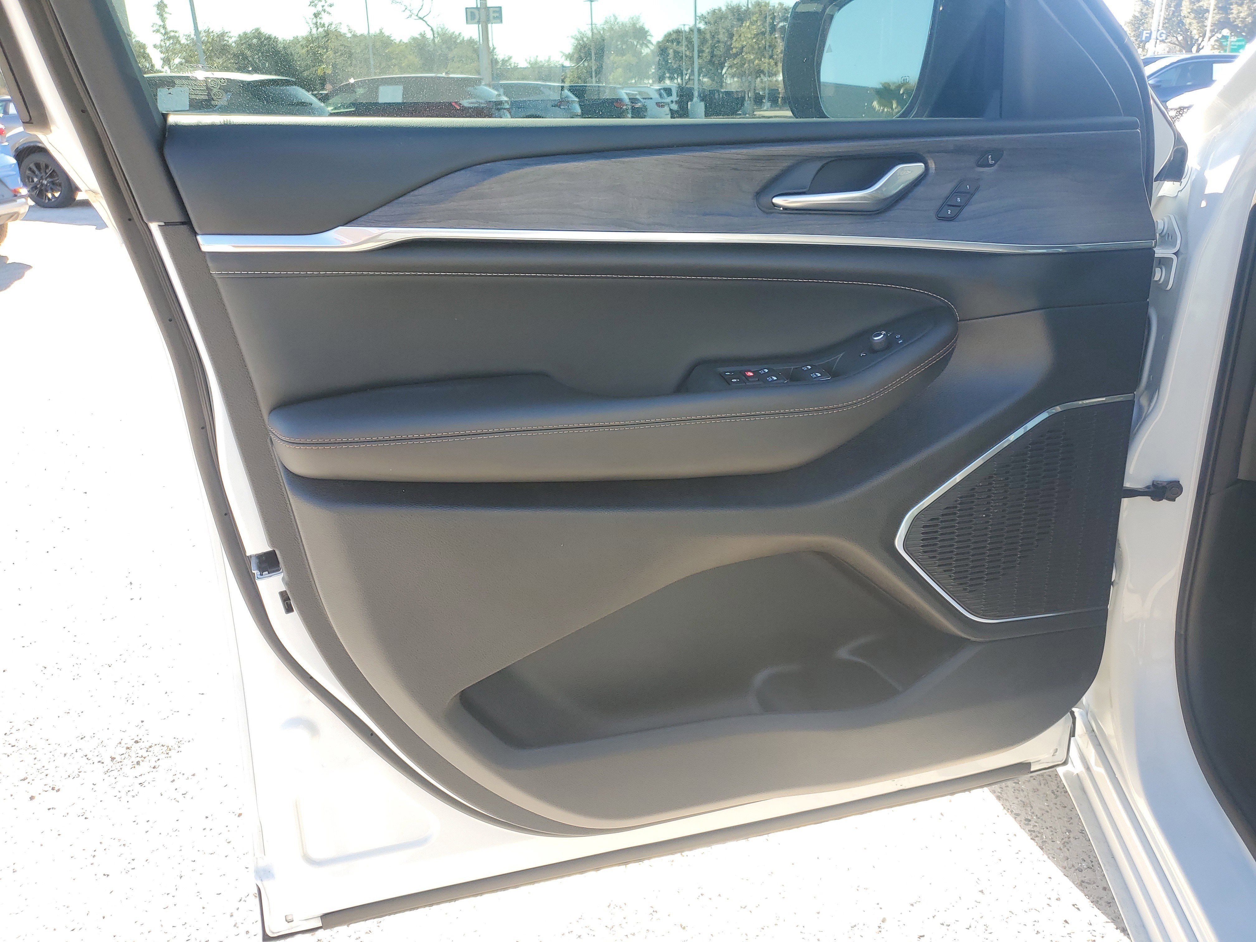 Used 2025 Jeep Grand Cherokee L Overland w/ Luxury Tech Group IV image 16