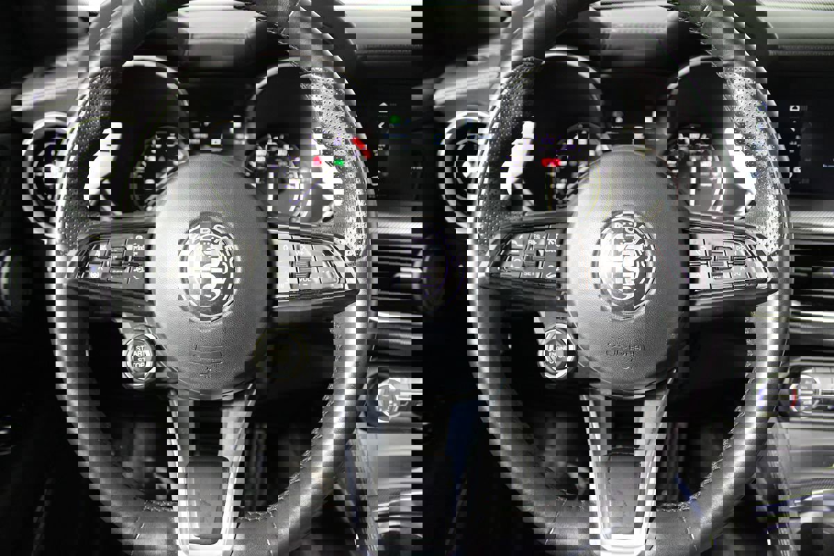 Used 2023 Alfa Romeo Stelvio Veloce image 7