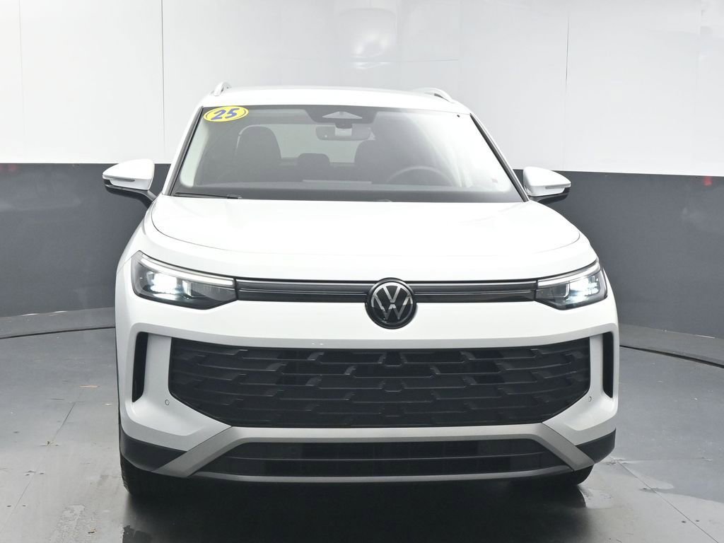 Used 2025 Volkswagen Tiguan SE image 3