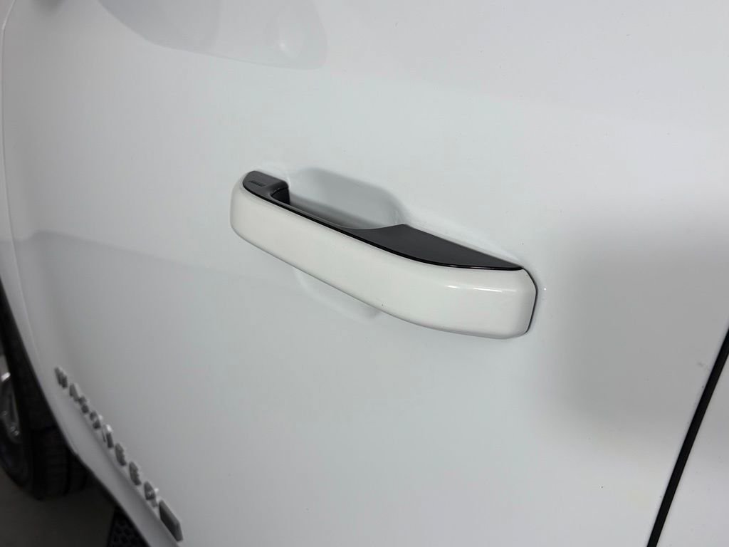 Used 2023 Jeep Wagoneer L 4WD image 11