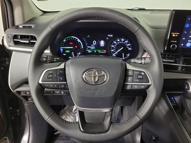 Used 2025 Toyota Sienna XLE image 27