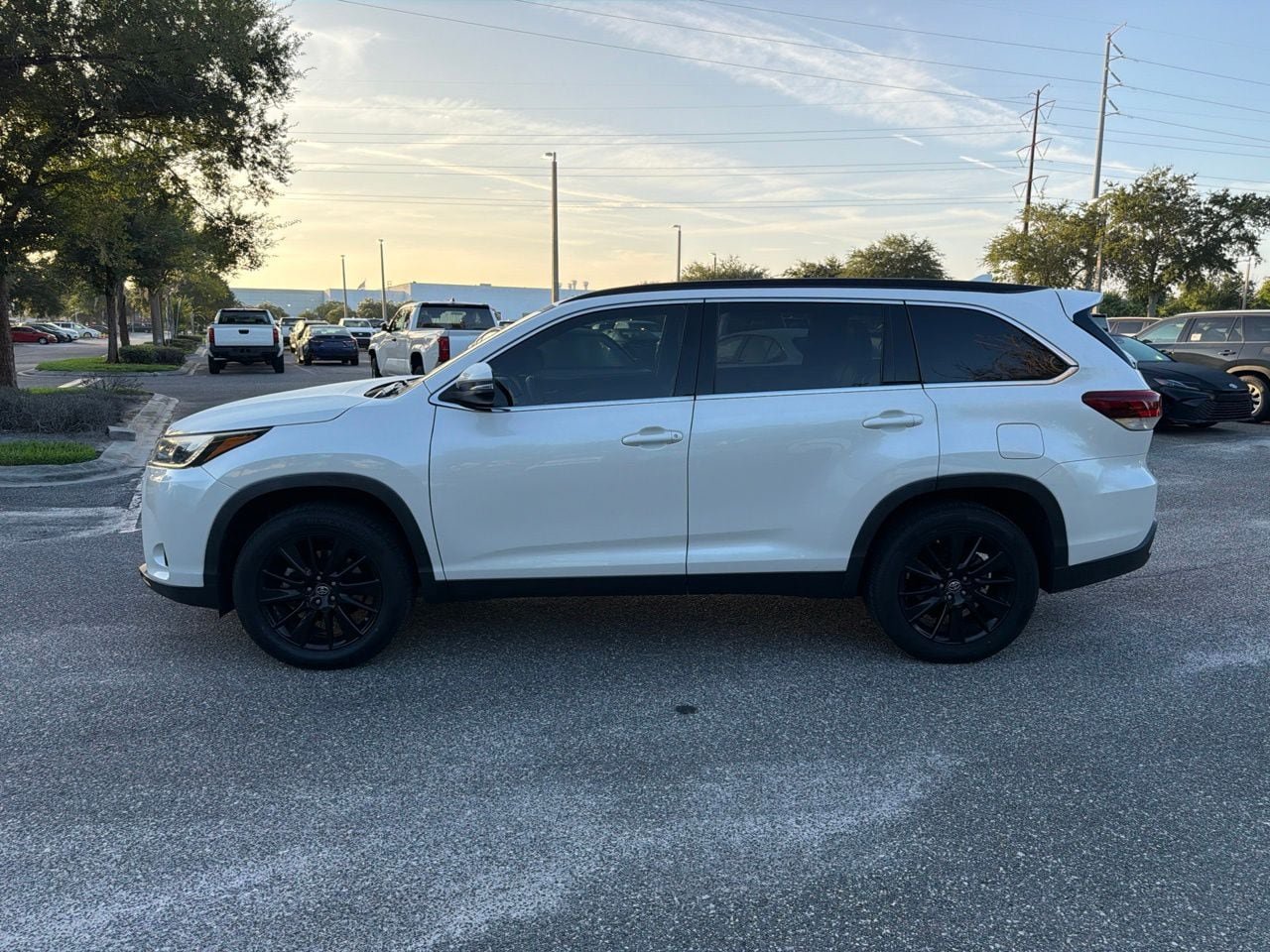 Used 2019 Toyota Highlander SE FWD image 2