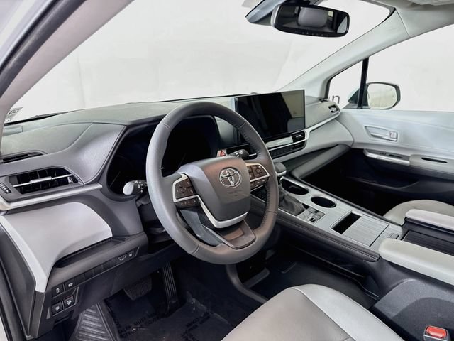 Used 2025 Toyota Sienna XLE FWD image 9
