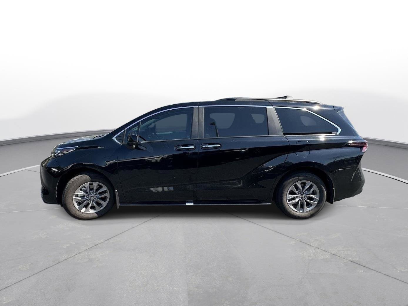 Used 2025 Toyota Sienna XLE image 9
