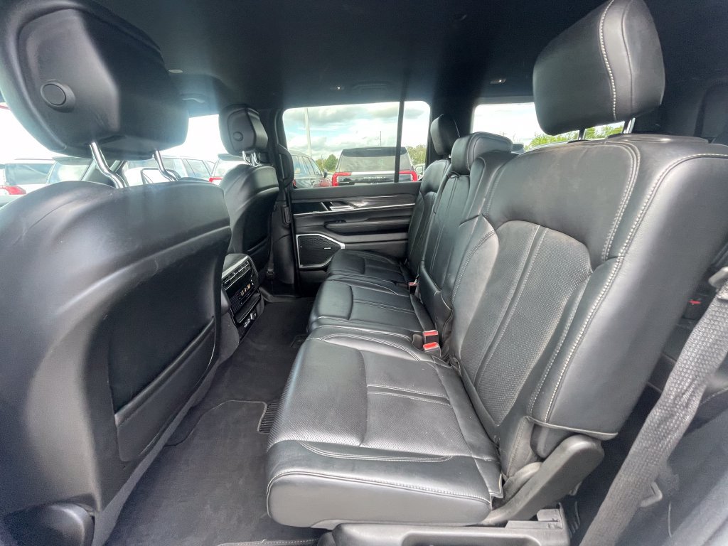 Used 2022 Jeep Wagoneer Series III AWD/4WD image 23