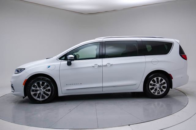 Used 2025 Chrysler Pacifica Pinnacle image 2