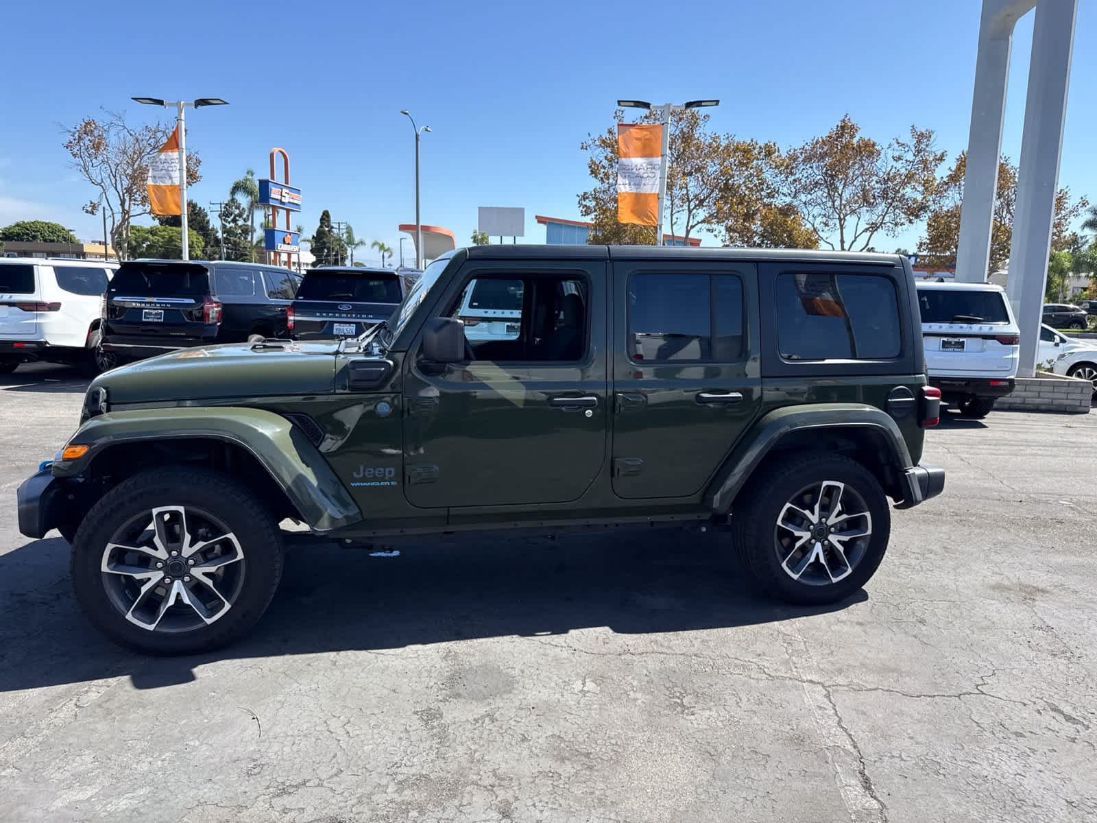 Used 2024 Jeep Wrangler Unlimited w/ Convenience Group AWD/4WD image 23
