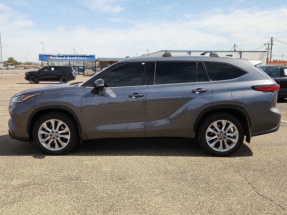 Used 2023 Toyota Highlander Limited FWD image 2