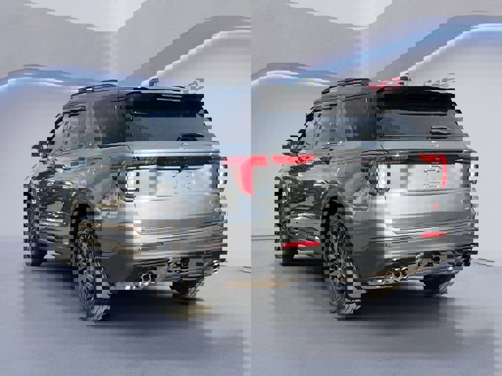 Used 2025 Ford Explorer ST image 3