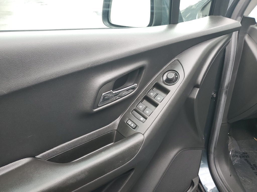 Used 2022 Chevrolet Trax LT w/ Sport Edition FWD image 17