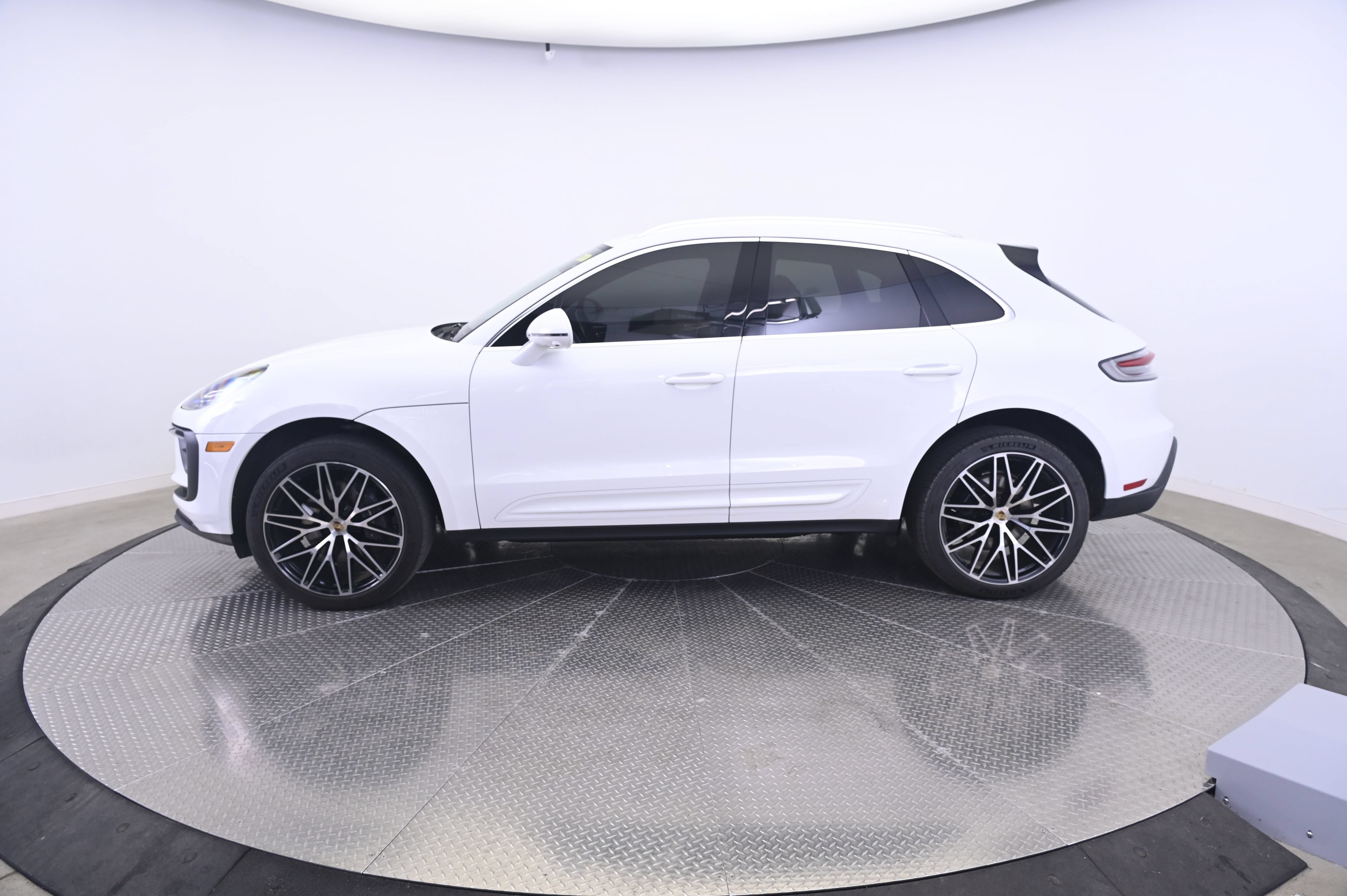Certified 2024 Porsche Macan AWD/4WD image 2