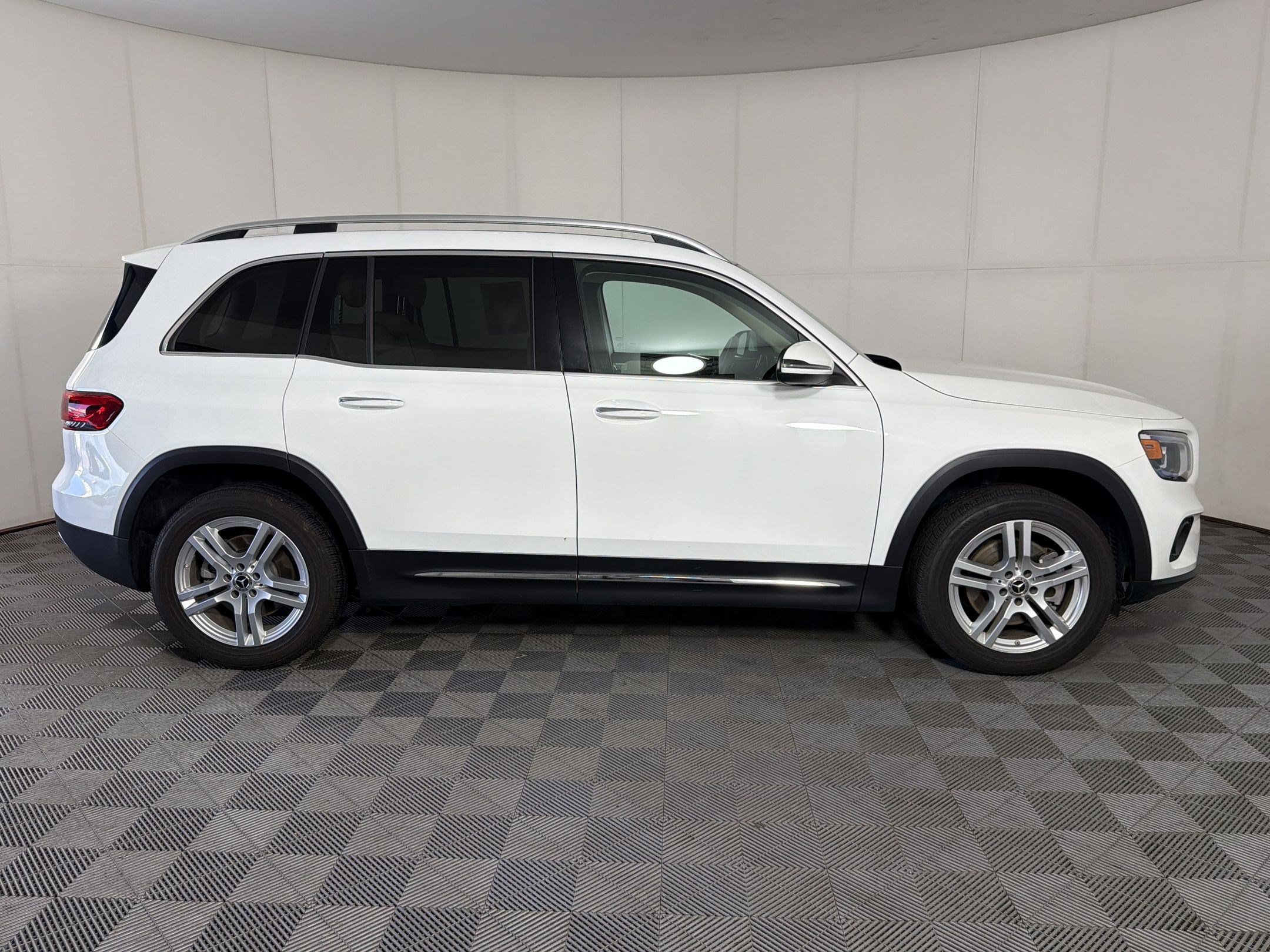 Used 2022 Mercedes-Benz GLB 250 4MATIC image 8