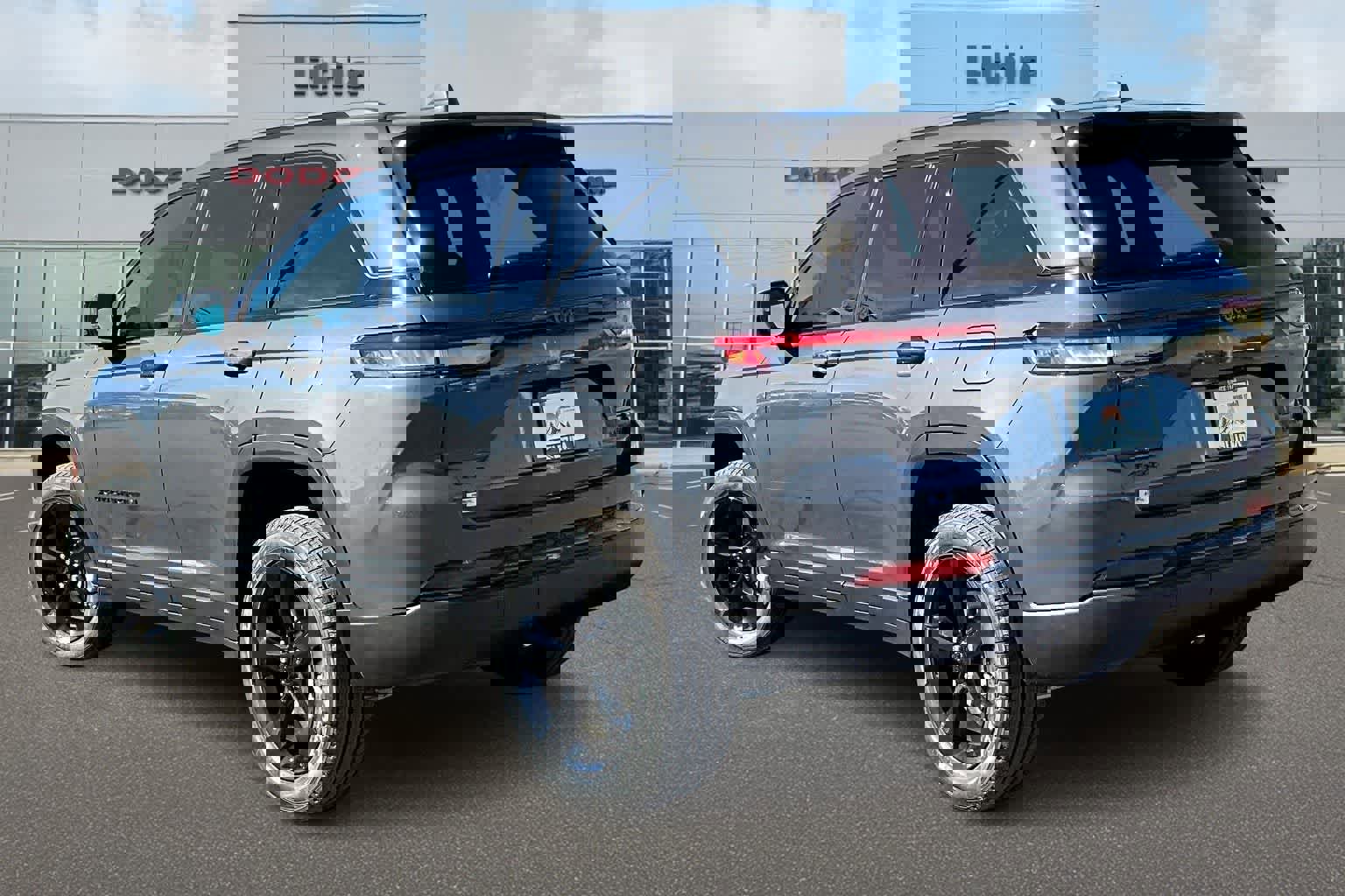 New 2025 Jeep Grand Cherokee Limited w/ Luxury Tech Group II image 4