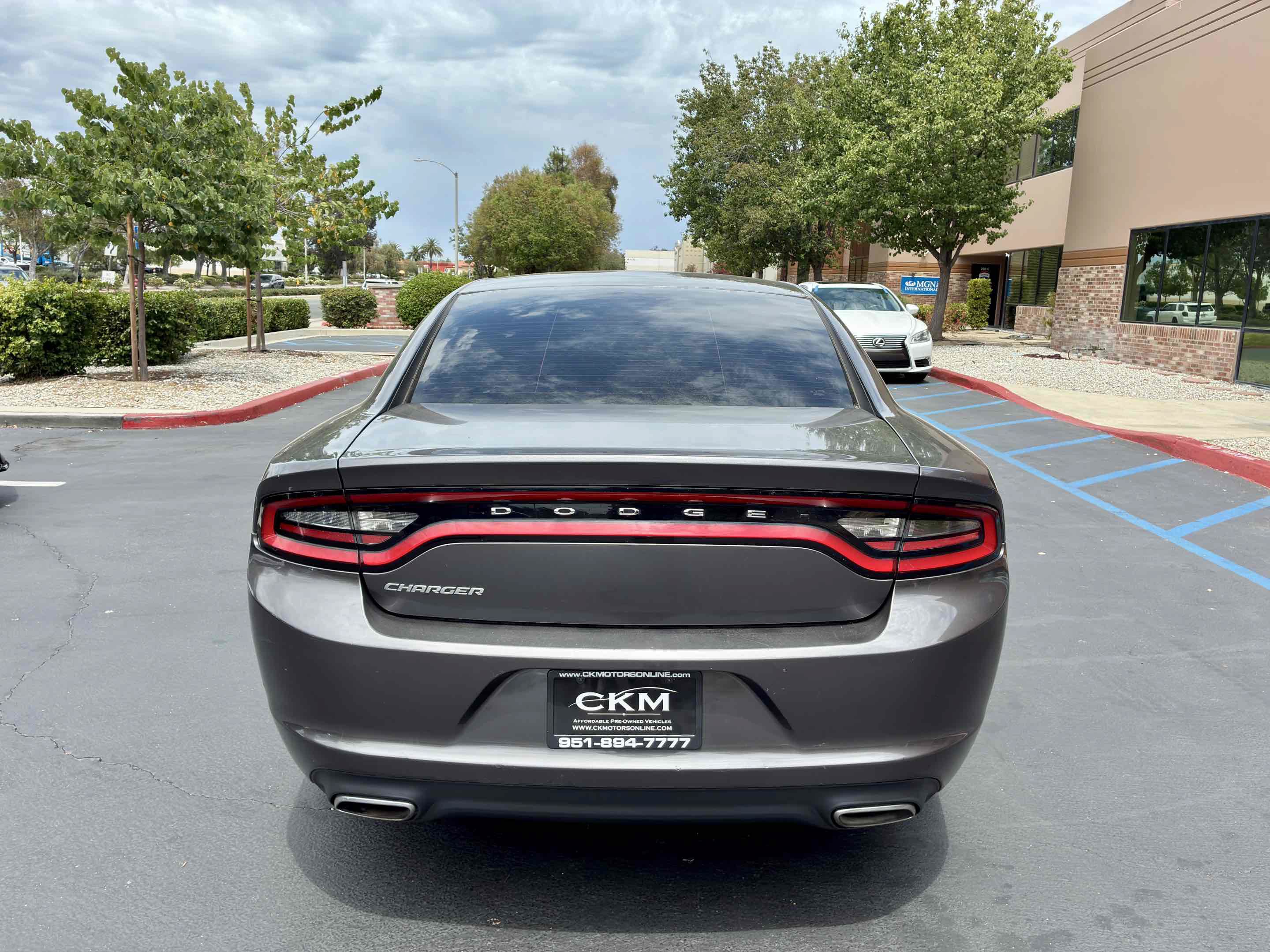 Used 2015 Dodge Charger SE RWD image 9