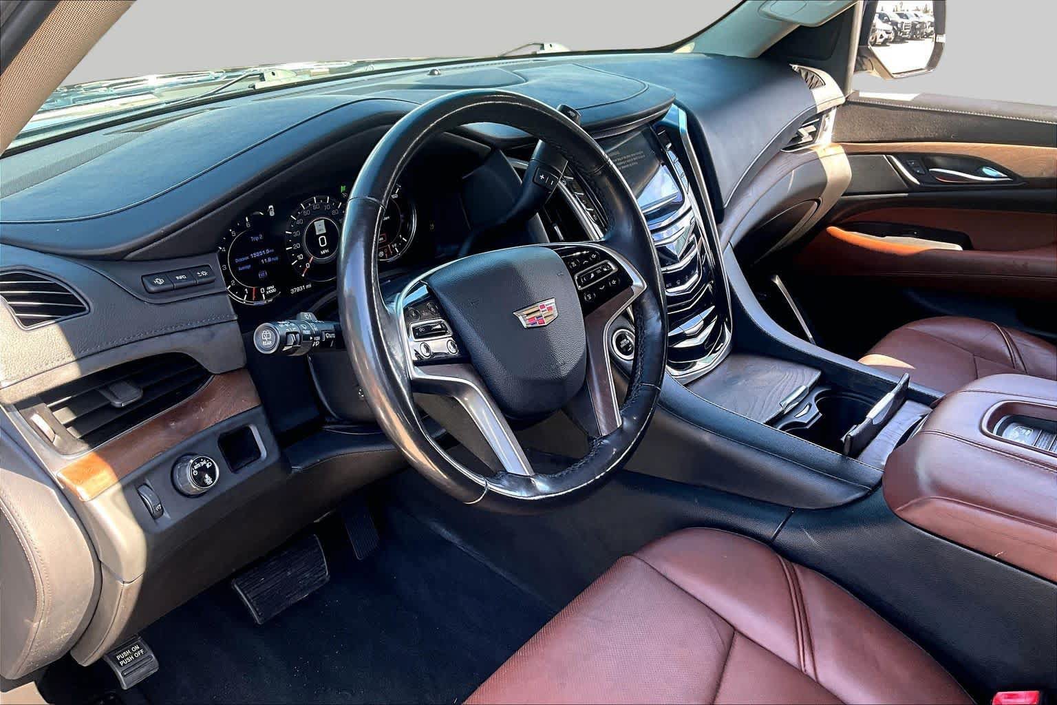 Used 2018 Cadillac Escalade ESV Luxury RWD image 18