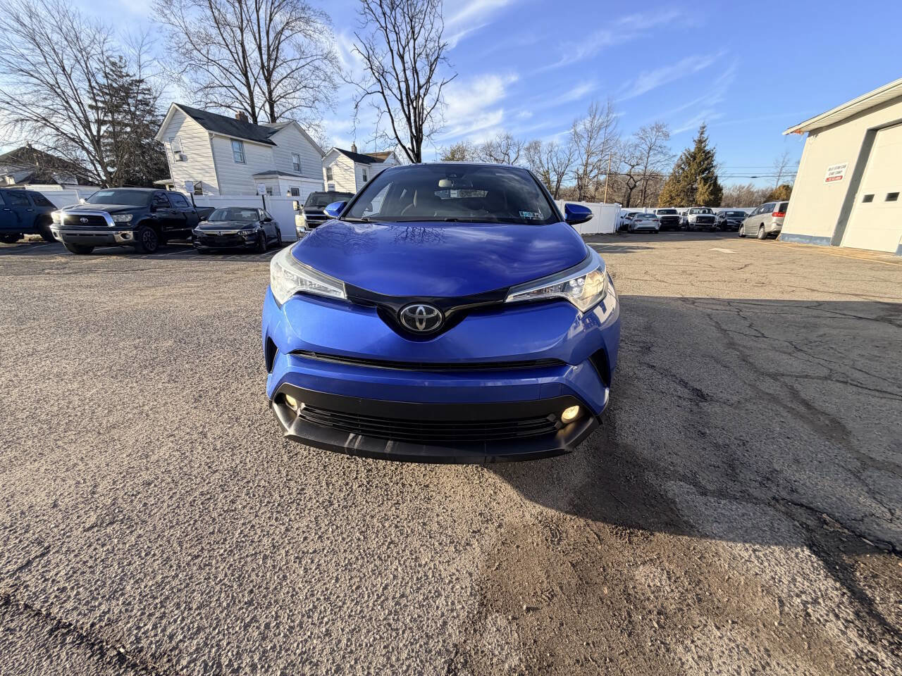 Used 2018 Toyota C-HR XLE 4dr Crossover image 3