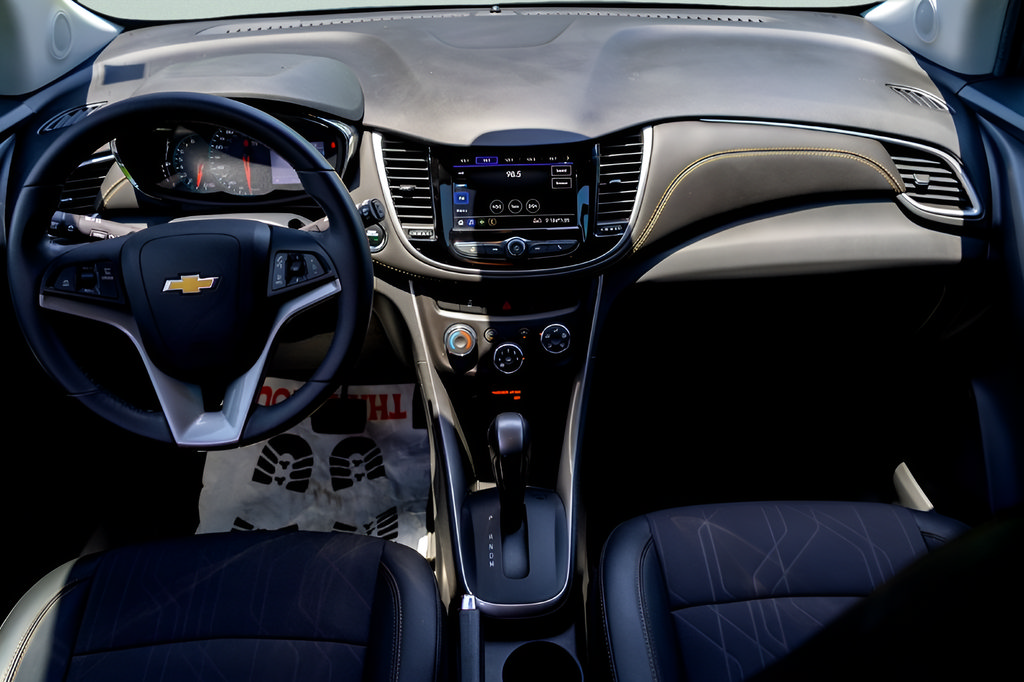Used 2022 Chevrolet Trax LT w/ LT Convenience Package AWD/4WD image 21