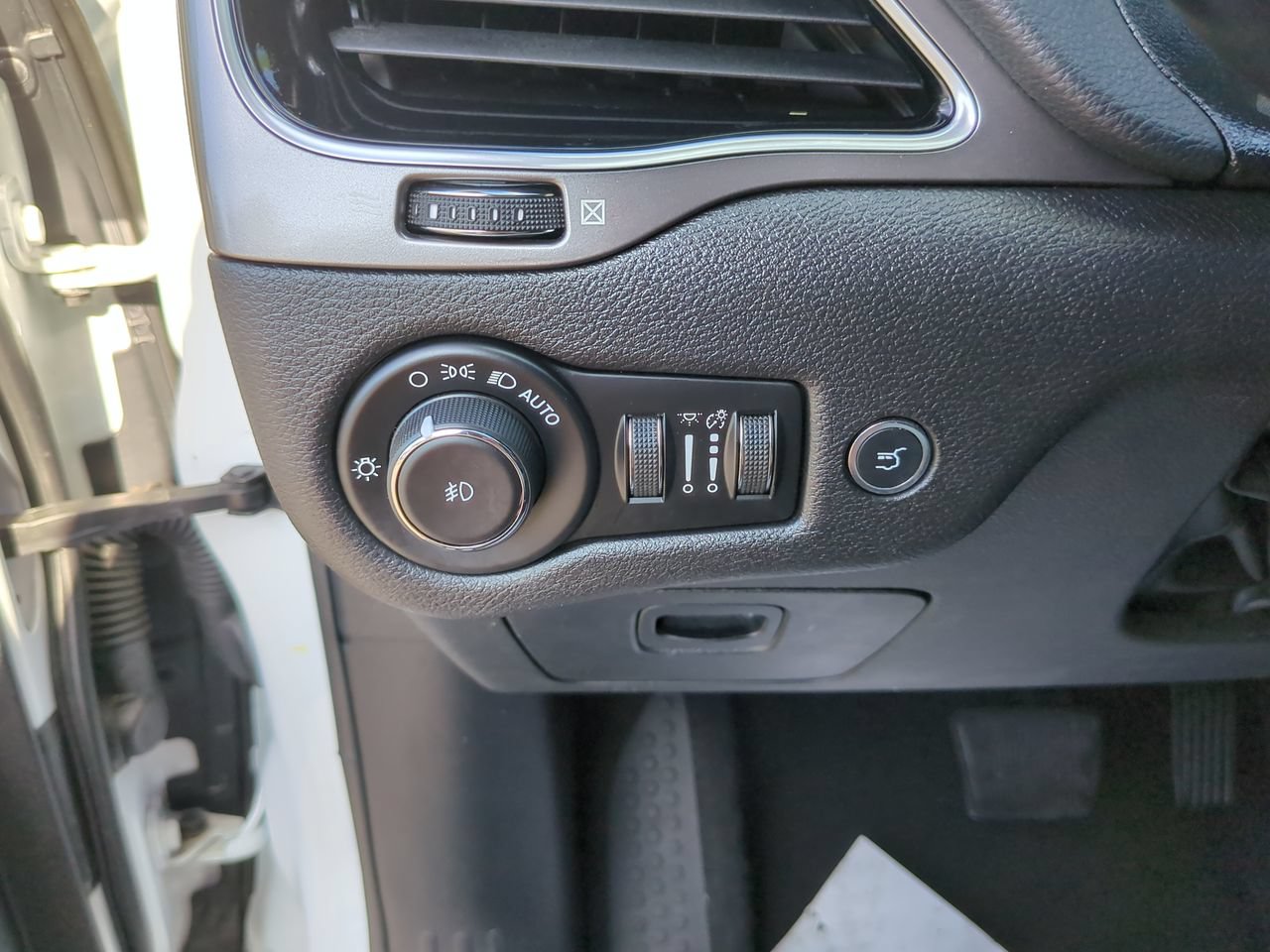 Used 2020 Jeep Cherokee Limited FWD image 14